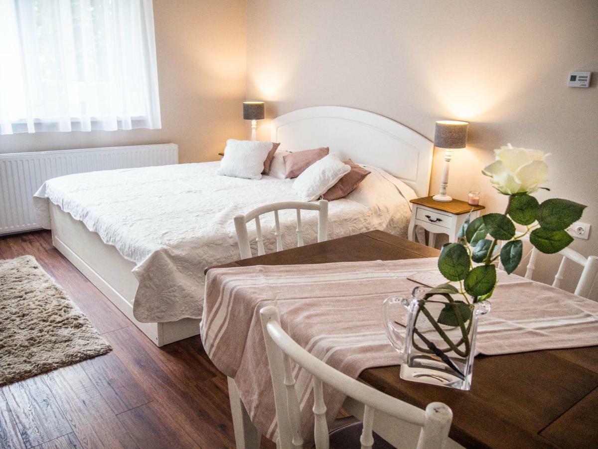 Feliz Apartman Gyula Buitenkant foto