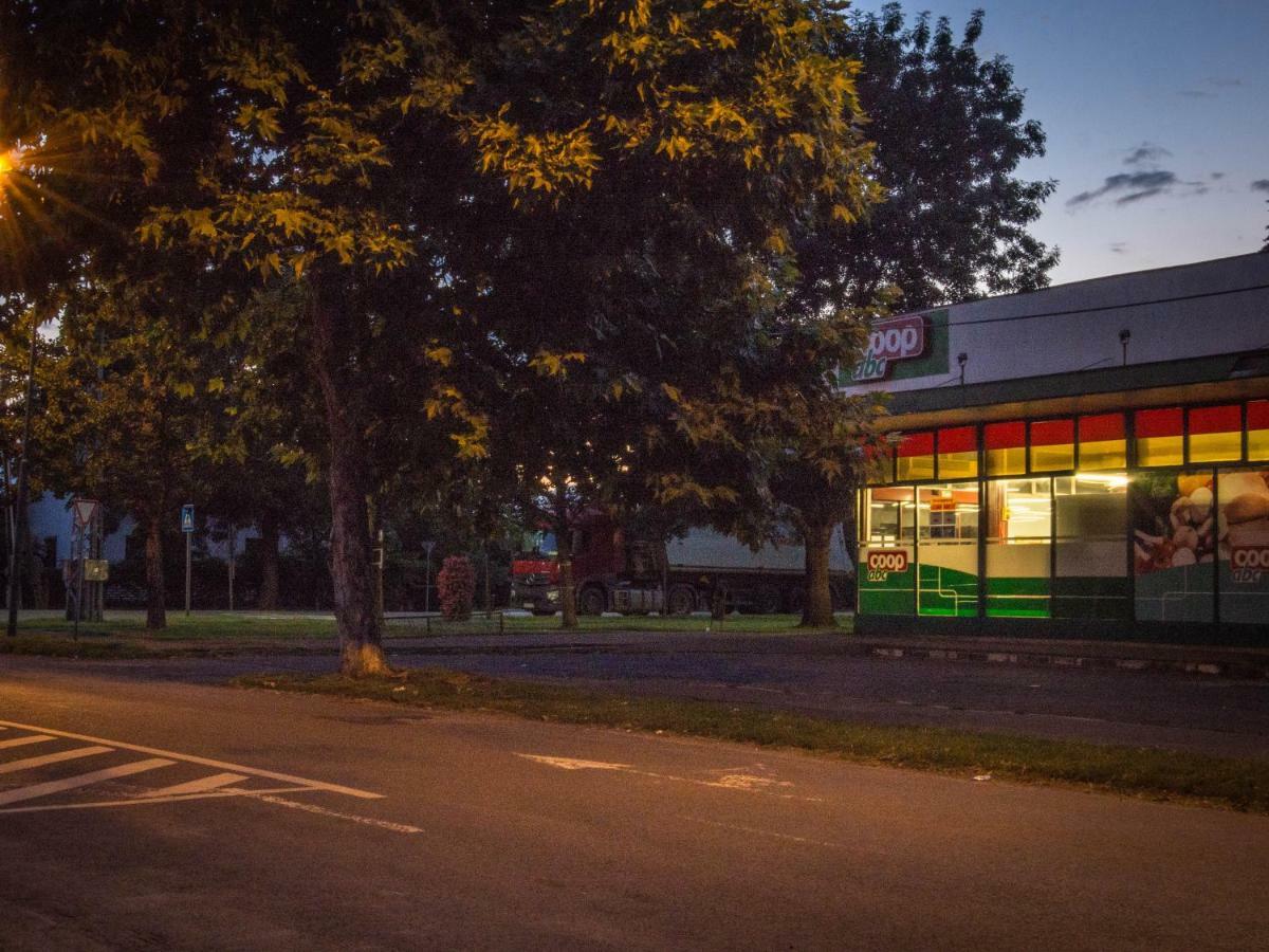 Feliz Apartman Gyula Buitenkant foto